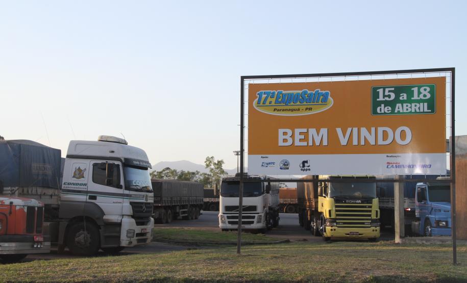 Caminhoneiros aproveitam serviços gratuitos no Pátio de Triagem Termina hoje, às 21h, a 17ª ExpoSafra que acontece no Pátio de Triagem do Porto de Paranaguá. Oito mil caminhoneiros devem prestigiar o evento até esta noite. No local, os motoristas assistem a palestras informativas e visitam estandes de empresas de serviços do setor. São oferecidos também os motoristas serviços gratuitos.