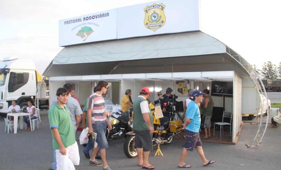 Caminhoneiros aproveitam serviços gratuitos no Pátio de Triagem Termina hoje, às 21h, a 17ª ExpoSafra que acontece no Pátio de Triagem do Porto de Paranaguá. Oito mil caminhoneiros devem prestigiar o evento até esta noite. No local, os motoristas assistem a palestras informativas e visitam estandes de empresas de serviços do setor. São oferecidos também os motoristas serviços gratuitos.