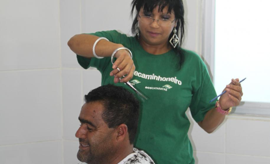 Caminhoneiros aproveitam serviços gratuitos no Pátio de Triagem Termina hoje, às 21h, a 17ª ExpoSafra que acontece no Pátio de Triagem do Porto de Paranaguá. Oito mil caminhoneiros devem prestigiar o evento até esta noite. No local, os motoristas assistem a palestras informativas e visitam estandes de empresas de serviços do setor. São oferecidos também os motoristas serviços gratuitos.