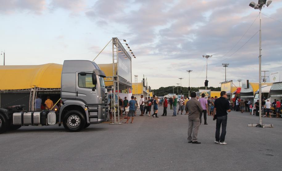Caminhoneiros aproveitam serviços gratuitos no Pátio de Triagem Termina hoje, às 21h, a 17ª ExpoSafra que acontece no Pátio de Triagem do Porto de Paranaguá. Oito mil caminhoneiros devem prestigiar o evento até esta noite. No local, os motoristas assistem a palestras informativas e visitam estandes de empresas de serviços do setor. São oferecidos também os motoristas serviços gratuitos.