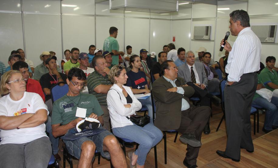 Caminhoneiros aproveitam serviços gratuitos no Pátio de Triagem Termina hoje, às 21h, a 17ª ExpoSafra que acontece no Pátio de Triagem do Porto de Paranaguá. Oito mil caminhoneiros devem prestigiar o evento até esta noite. No local, os motoristas assistem a palestras informativas e visitam estandes de empresas de serviços do setor. São oferecidos também os motoristas serviços gratuitos.