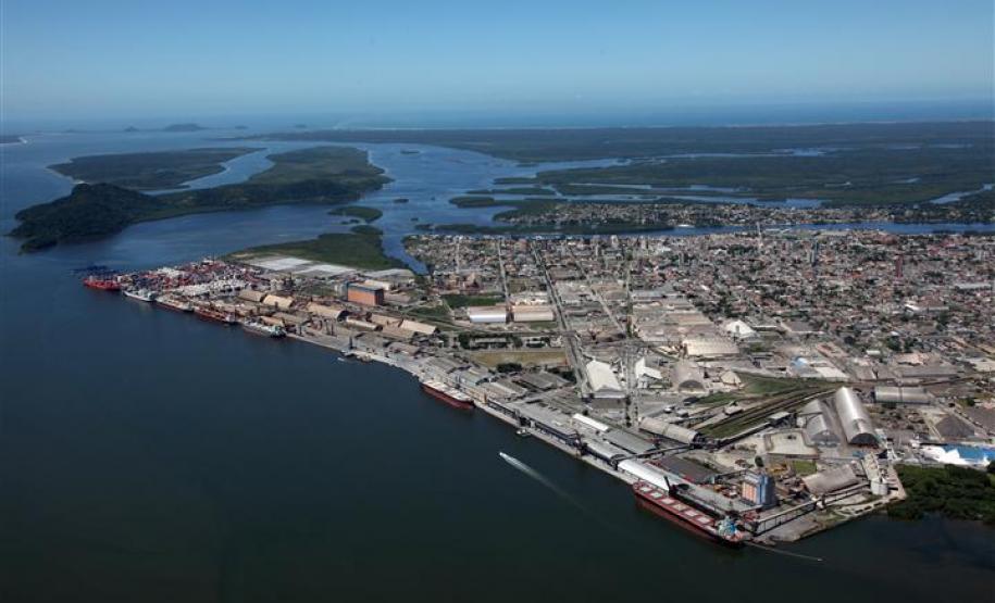 A partir do dia 3 de maio, o Projeto Porto 24h da SEP entra em funcionamento em Paranaguá. Com ele, os serviços federais essenciais para o funcionamento dos portos estarão em plantão eletrônico durante sete dias na semana e 24 horas por dia, para liberação de cargas, embarcações e veículos nos portos.