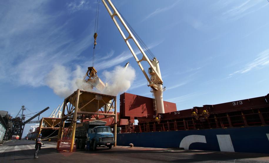 Serviços federais funcionarão 24h no Porto de Paranaguá A partir do dia 3 de maio, o Projeto Porto 24h da SEP entra em funcionamento em Paranaguá. Com ele, os serviços federais essenciais para o funcionamento dos portos estarão em plantão eletrônico durante sete dias na semana e 24 horas por dia, para liberação de cargas, embarcações e veículos nos portos.