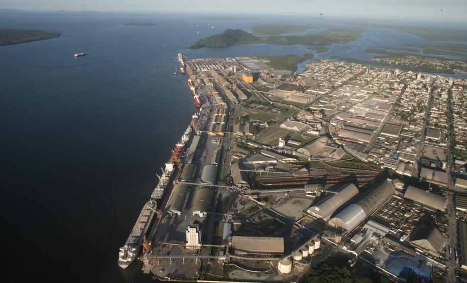 A partir do dia 3 de maio, o Projeto Porto 24h da SEP entra em funcionamento em Paranaguá. Com ele, os serviços federais essenciais para o funcionamento dos portos estarão em plantão eletrônico durante sete dias na semana e 24 horas por dia, para liberação de cargas, embarcações e veículos nos portos.