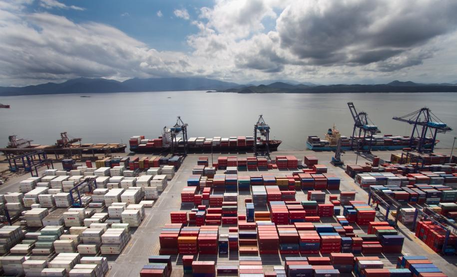 Serviços federais funcionarão 24h no Porto de Paranaguá A partir do dia 3 de maio, o Projeto Porto 24h da SEP entra em funcionamento em Paranaguá. Com ele, os serviços federais essenciais para o funcionamento dos portos estarão em plantão eletrônico durante sete dias na semana e 24 horas por dia, para liberação de cargas, embarcações e veículos nos portos.