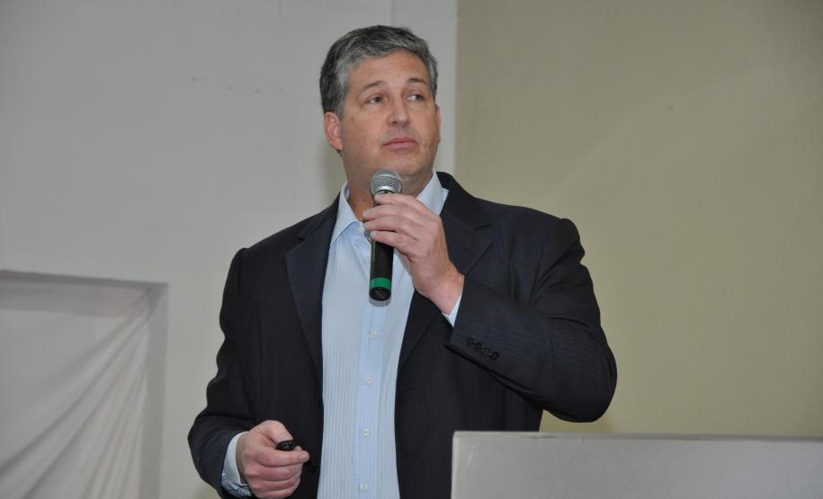 O objetivo do programa Porto no Campo é informar agricultores e empresários do interior sobre os projetos de melhoria e expansão dos portos. A prévia do projeto foi feita na última semana, durante reunião organizada pela Secretaria de Agricultura, em Pato Branco.