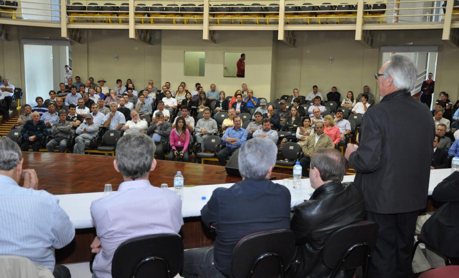 O objetivo do programa Porto no Campo é informar agricultores e empresários do interior sobre os projetos de melhoria e expansão dos portos. A prévia do projeto foi feita na última semana, durante reunião organizada pela Secretaria de Agricultura, em Pato Branco.