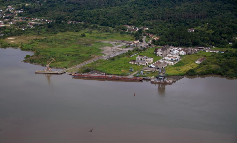 Estado regulariza situação de duas novas áreas no Porto de Antonina Quase 68 mil metros quadrados estavam em situação irregular desde os anos 1980. Com documentação regularizada, áreas podem ser utilizadas no projeto de revitalização, desenvolvimento e expansão do porto paranaense.