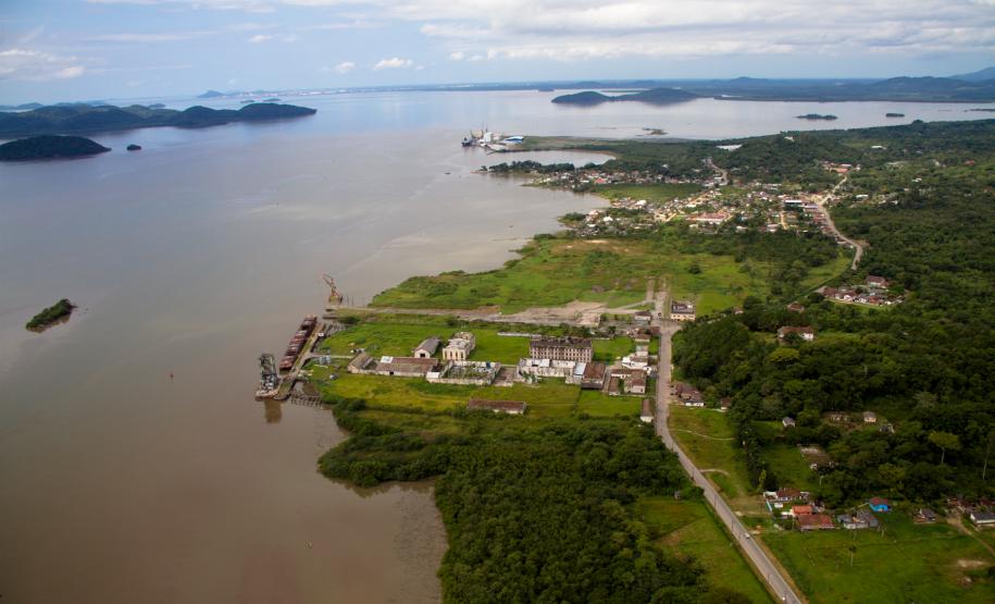 Estado regulariza situação de duas novas áreas no Porto de Antonina Quase 68 mil metros quadrados estavam em situação irregular desde os anos 1980. Com documentação regularizada, áreas podem ser utilizadas no projeto de revitalização, desenvolvimento e expansão do porto paranaense.