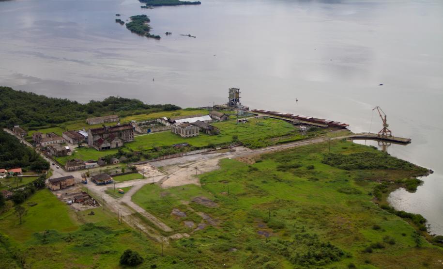 Estado regulariza situação de duas novas áreas no Porto de Antonina Quase 68 mil metros quadrados estavam em situação irregular desde os anos 1980. Com documentação regularizada, áreas podem ser utilizadas no projeto de revitalização, desenvolvimento e expansão do porto paranaense