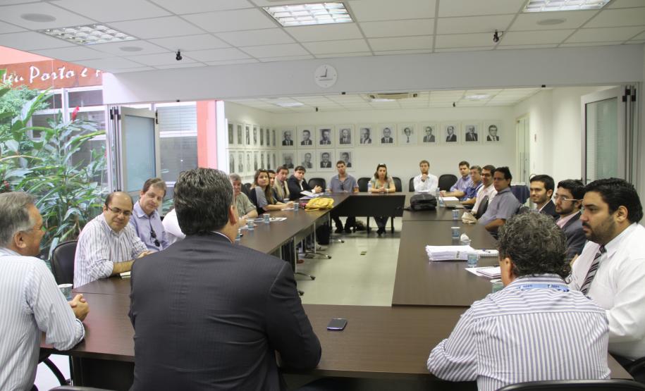 Técnicos da SEP, Antaq, UNB e EBP visitam o Porto de Paranaguá Um grupo de técnicos da Secretaria de Portos (SEP), da Agência Nacional de Transportes Aquaviários (Antaq), Universidade de Brasilia (UnB) e da Empresa Brasileira de Projetos (EBP) está em Paranaguá para analisar as propostas da Administração dos Portos de Paranaguá e Antonina (Appa) sobre as áreas de expansão.