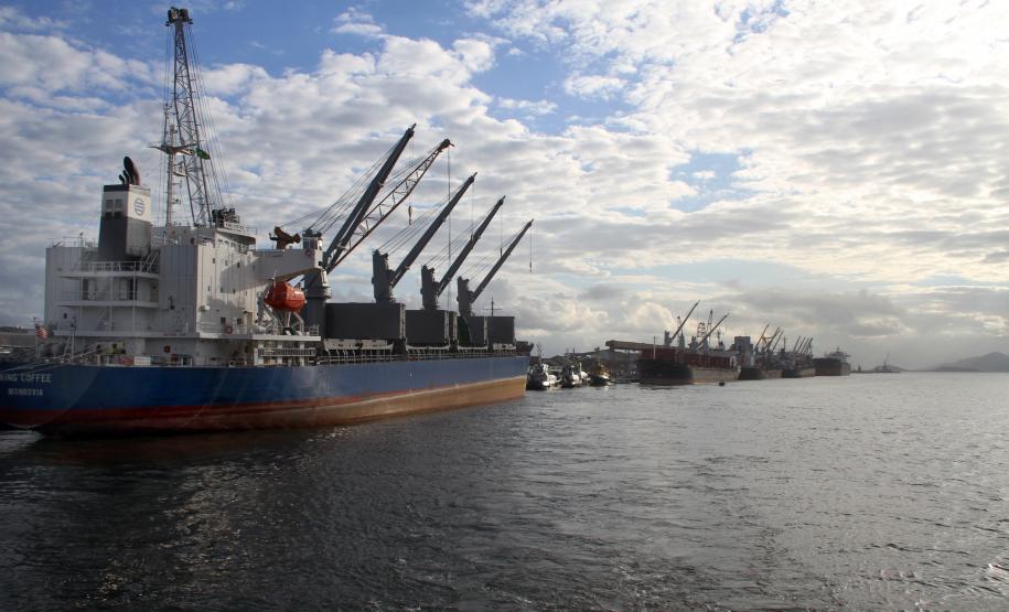 Serviços federais anuentes passam a funcionar por 24 horas a partir do dia 6, em Paranaguá O Porto de Paranaguá, que já funciona 24 horas por dia há mais de cinco décadas, passará a contar com serviços federais anuentes também funcionando ininterruptamente em adequação ao programa da Secretaria de Portos.