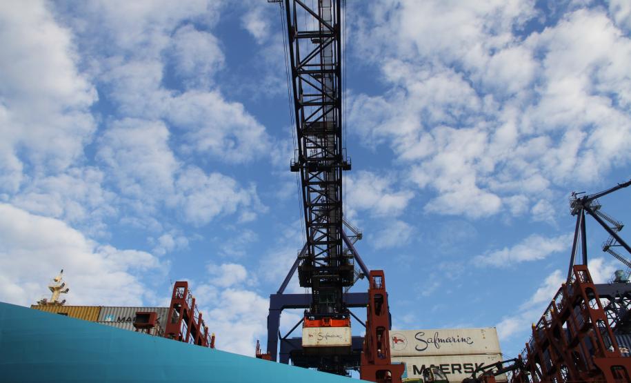 Serviços federais anuentes passam a funcionar por 24 horas a partir do dia 6, em Paranaguá O Porto de Paranaguá, que já funciona 24 horas por dia há mais de cinco décadas, passará a contar com serviços federais anuentes também funcionando ininterruptamente em adequação ao programa da Secretaria de Portos.