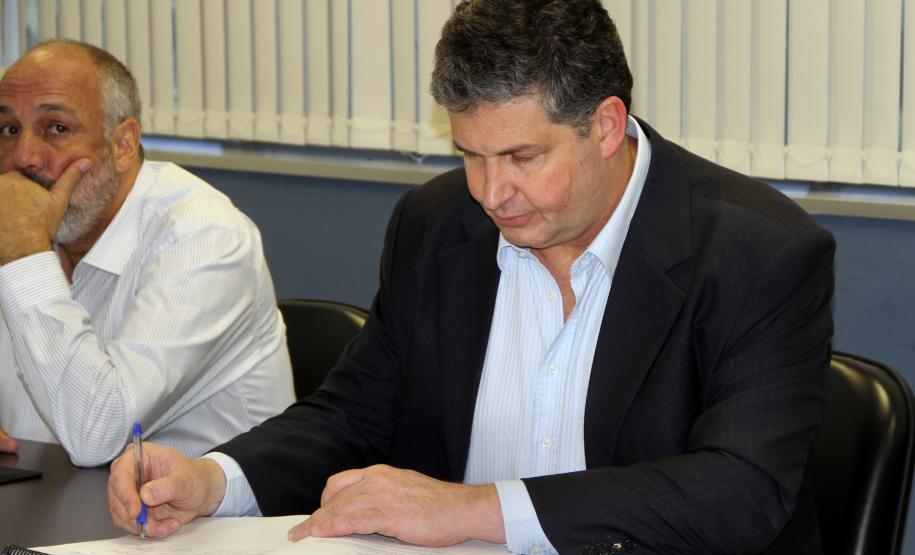 Conselho Deliberativo da ABEPH reúne-se em Paranaguá O superintendente dos portos de Paranaguá e Antonina, Luiz Henrique Dividino, participou na manhã desta sexta-feira (3), em Paranaguá, da reunião do Conselho Deliberativo da Associação Brasileira das Entidades Portuária e Hidroviárias (ABEPH). A entidade, que realiza reuniões mensais com seus associados, escolheu o Porto de Paranaguá para sediar o encontro deste mês.