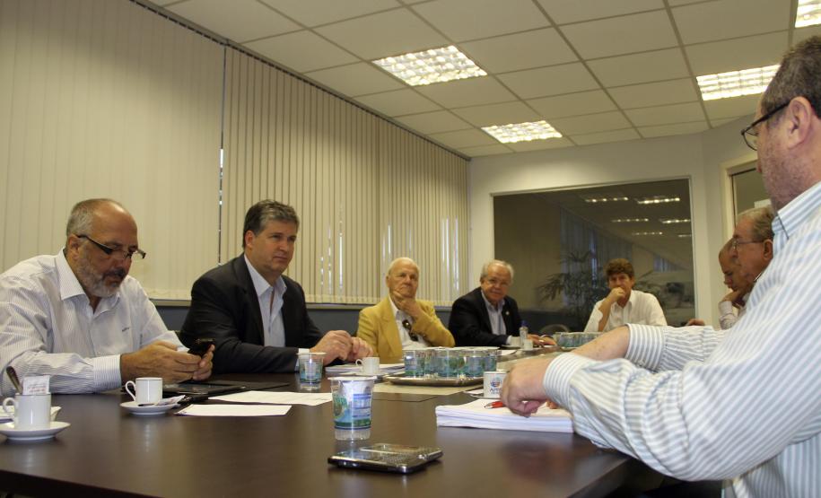 Conselho Deliberativo da ABEPH reúne-se em Paranaguá O superintendente dos portos de Paranaguá e Antonina, Luiz Henrique Dividino, participou na manhã desta sexta-feira (3), em Paranaguá, da reunião do Conselho Deliberativo da Associação Brasileira das Entidades Portuária e Hidroviárias (ABEPH). A entidade, que realiza reuniões mensais com seus associados, escolheu o Porto de Paranaguá para sediar o encontro deste mês.