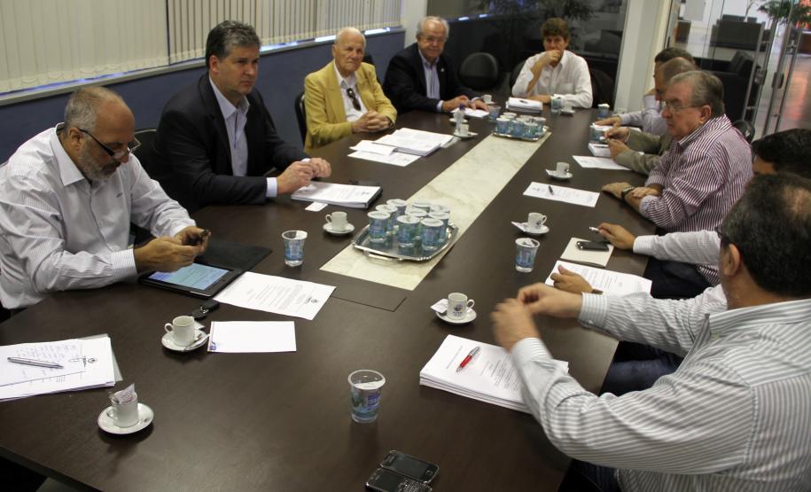 Conselho Deliberativo da ABEPH reúne-se em Paranaguá O superintendente dos portos de Paranaguá e Antonina, Luiz Henrique Dividino, participou na manhã desta sexta-feira (3), em Paranaguá, da reunião do Conselho Deliberativo da Associação Brasileira das Entidades Portuária e Hidroviárias (ABEPH). A entidade, que realiza reuniões mensais com seus associados, escolheu o Porto de Paranaguá para sediar o encontro deste mês.