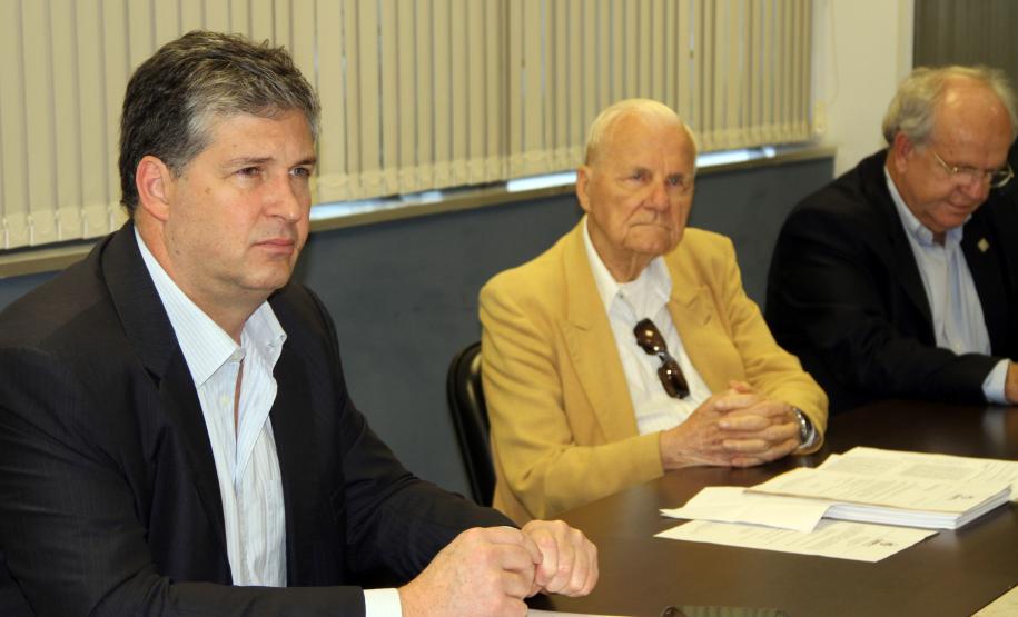 Conselho Deliberativo da ABEPH reúne-se em Paranaguá O superintendente dos portos de Paranaguá e Antonina, Luiz Henrique Dividino, participou na manhã desta sexta-feira (3), em Paranaguá, da reunião do Conselho Deliberativo da Associação Brasileira das Entidades Portuária e Hidroviárias (ABEPH). A entidade, que realiza reuniões mensais com seus associados, escolheu o Porto de Paranaguá para sediar o encontro deste mês.