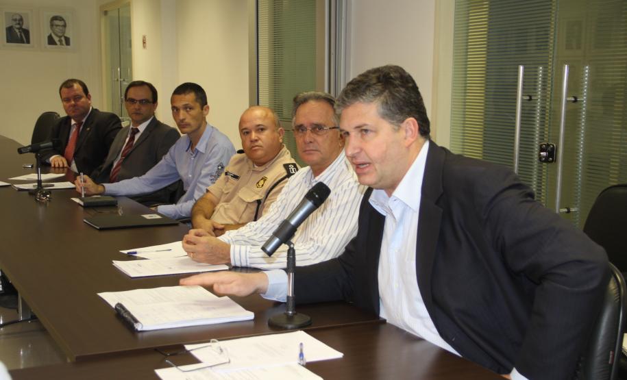 CONAPORTOS é instalada no Porto de Paranaguá Instituída no último dia 12 de abril, a representação local da Comissão Nacional das Autoridades nos Portos se encontra, nesta sexta-feira (3), para tratar da adaptação dos órgãos federais anuentes ao Programa Porto 24 horas, de atendimento ininterrupto às operações portuárias.