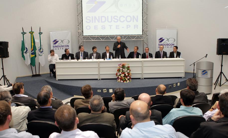 Superintendente dos Portos do PR apresenta plano de expansão na região Oeste Nesta segunda-feira (6), a convite do Sindicato da Indústria da Construção Civil do Oeste do Paraná (Sinduscon Oeste/PR), o superintendente da Administração dos Portos de Paranaguá e Antonina (Appa), Luiz Henrique Dividino, participa de um debate sobre a Infraestrutura no Paraná. O evento será em Cascavel e faz parte da comemoração dos 20 anos da agremiação.