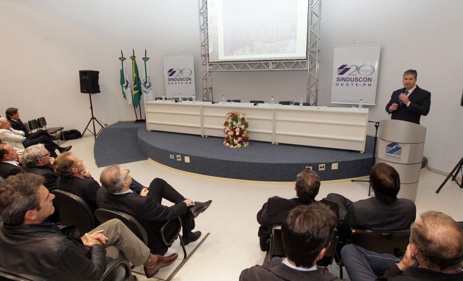 Superintendente dos Portos do PR apresenta plano de expansão na região Oeste Nesta segunda-feira (6), a convite do Sindicato da Indústria da Construção Civil do Oeste do Paraná (Sinduscon Oeste/PR), o superintendente da Administração dos Portos de Paranaguá e Antonina (Appa), Luiz Henrique Dividino, participa de um debate sobre a Infraestrutura no Paraná. O evento será em Cascavel e faz parte da comemoração dos 20 anos da agremiação.