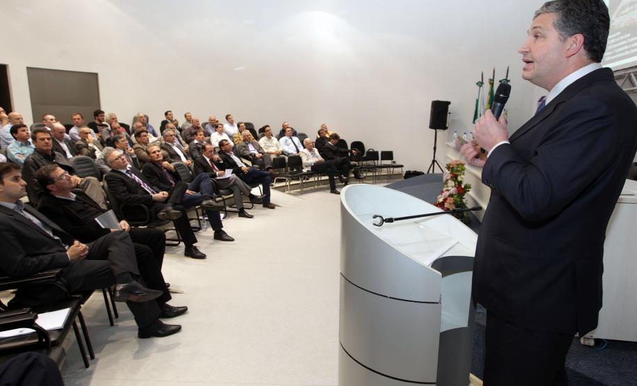 Superintendente dos Portos do PR apresenta plano de expansão na região Oeste Nesta segunda-feira (6), a convite do Sindicato da Indústria da Construção Civil do Oeste do Paraná (Sinduscon Oeste/PR), o superintendente da Administração dos Portos de Paranaguá e Antonina (Appa), Luiz Henrique Dividino, participa de um debate sobre a Infraestrutura no Paraná. O evento será em Cascavel e faz parte da comemoração dos 20 anos da agremiação.