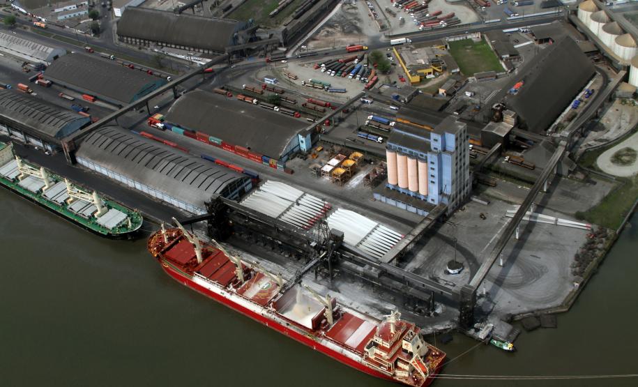 Exportação de açúcar e milho são destaques do quadrimestre no Porto de Paranaguá O bom tempo, em abril, permitiu a retomada das exportações de soja. E o Corredor de Exportação tem registrado alta produtividade nos embarques como o de ontem, quando foram exportadas pelo complexo 100,2 mil toneladas de grãos