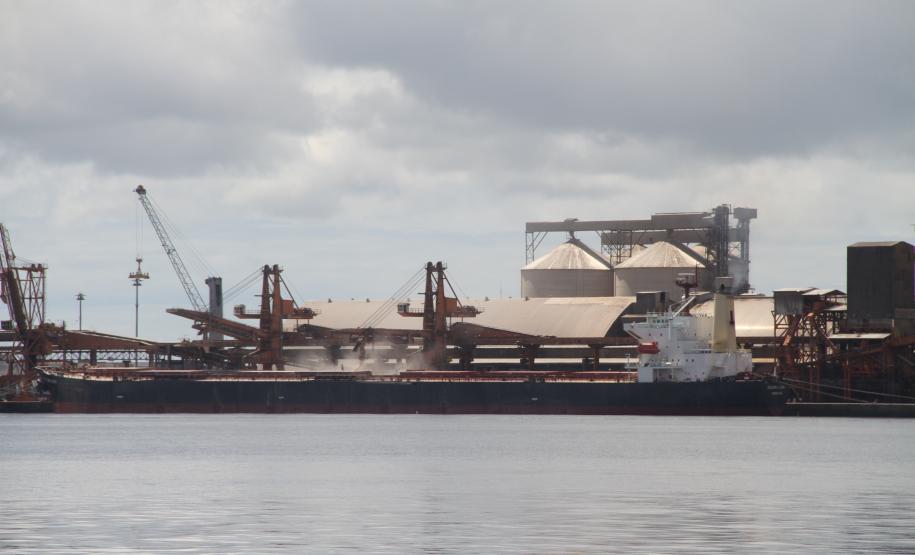 Exportação de açúcar e milho são destaques do quadrimestre no Porto de Paranaguá O bom tempo, em abril, permitiu a retomada das exportações de soja. E o Corredor de Exportação tem registrado alta produtividade nos embarques como o de ontem, quando foram exportadas pelo complexo 100,2 mil toneladas de grãos.