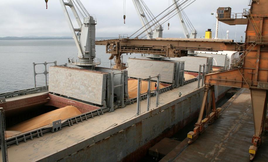 Exportação de açúcar e milho são destaques do quadrimestre no Porto de Paranaguá O bom tempo, em abril, permitiu a retomada das exportações de soja. E o Corredor de Exportação tem registrado alta produtividade nos embarques como o de ontem, quando foram exportadas pelo complexo 100,2 mil toneladas de grãos