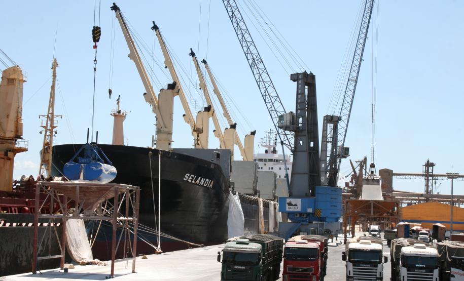 Exportação de açúcar e milho são destaques do quadrimestre no Porto de Paranaguá O bom tempo, em abril, permitiu a retomada das exportações de soja. E o Corredor de Exportação tem registrado alta produtividade nos embarques como o de ontem, quando foram exportadas pelo complexo 100,2 mil toneladas de grãos