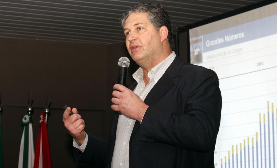 Estado lança projeto Porto no Campo para integração com o setor produtivo Produtores rurais, industriais e prefeitos de todo o Paraná participaram nesta terça-feira do lançamento do projeto Porto no Campo, na Expoingá, em Maringá. O secretário de infraestrutura e Logística do Paraná, José Richa Filho, e o superintendente dos portos de Paranaguá e Antonina, Luiz Henrique Dividino, apresentaram os projetos de ampliação e modernização dos portos e promoveram um debate com os agricultores.