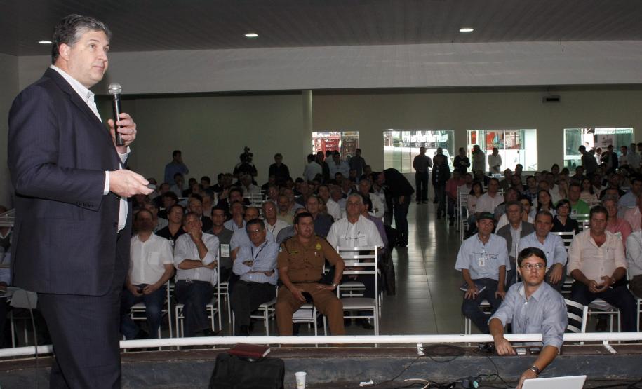 Estado lança projeto Porto no Campo para integração com o setor produtivo Produtores rurais, industriais e prefeitos de todo o Paraná participaram nesta terça-feira do lançamento do projeto Porto no Campo, na Expoingá, em Maringá. O secretário de infraestrutura e Logística do Paraná, José Richa Filho, e o superintendente dos portos de Paranaguá e Antonina, Luiz Henrique Dividino, apresentaram os projetos de ampliação e modernização dos portos e promoveram um debate com os agricultores.