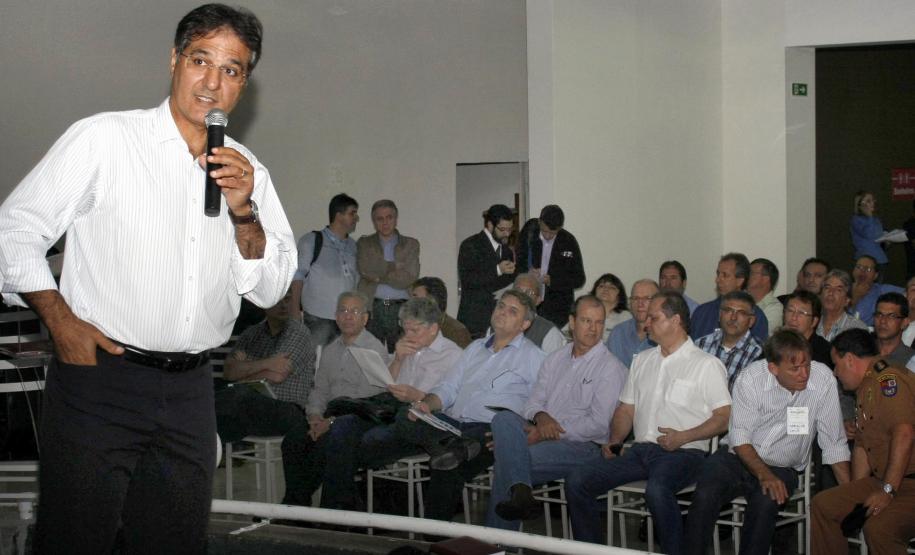 Estado lança projeto Porto no Campo para integração com o setor produtivo Produtores rurais, industriais e prefeitos de todo o Paraná participaram nesta terça-feira do lançamento do projeto Porto no Campo, na Expoingá, em Maringá. O secretário de infraestrutura e Logística do Paraná, José Richa Filho, e o superintendente dos portos de Paranaguá e Antonina, Luiz Henrique Dividino, apresentaram os projetos de ampliação e modernização dos portos e promoveram um debate com os agricultores.