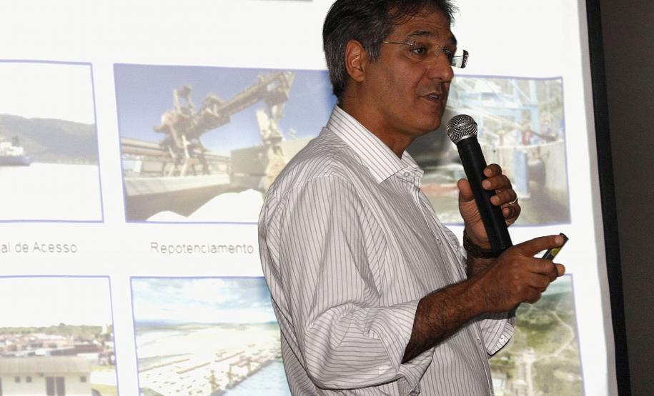 Estado lança projeto Porto no Campo para integração com o setor produtivo Produtores rurais, industriais e prefeitos de todo o Paraná participaram nesta terça-feira do lançamento do projeto Porto no Campo, na Expoingá, em Maringá. O secretário de infraestrutura e Logística do Paraná, José Richa Filho, e o superintendente dos portos de Paranaguá e Antonina, Luiz Henrique Dividino, apresentaram os projetos de ampliação e modernização dos portos e promoveram um debate com os agricultores.