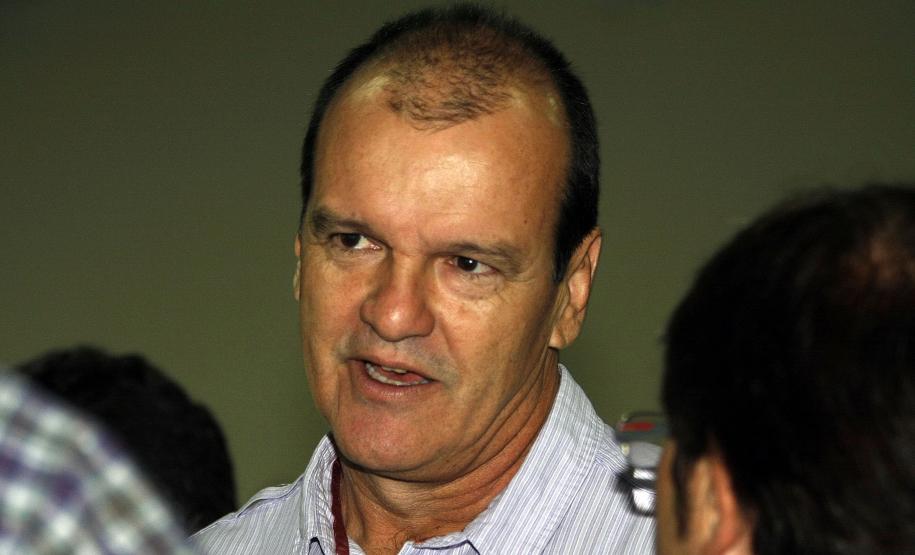 Estado lança projeto Porto no Campo para integração com o setor produtivo Produtores rurais, industriais e prefeitos de todo o Paraná participaram nesta terça-feira do lançamento do projeto Porto no Campo, na Expoingá, em Maringá. O secretário de infraestrutura e Logística do Paraná, José Richa Filho, e o superintendente dos portos de Paranaguá e Antonina, Luiz Henrique Dividino, apresentaram os projetos de ampliação e modernização dos portos e promoveram um debate com os agricultores. Na foto, presidente da Alcoopar, Miguel Tranin.