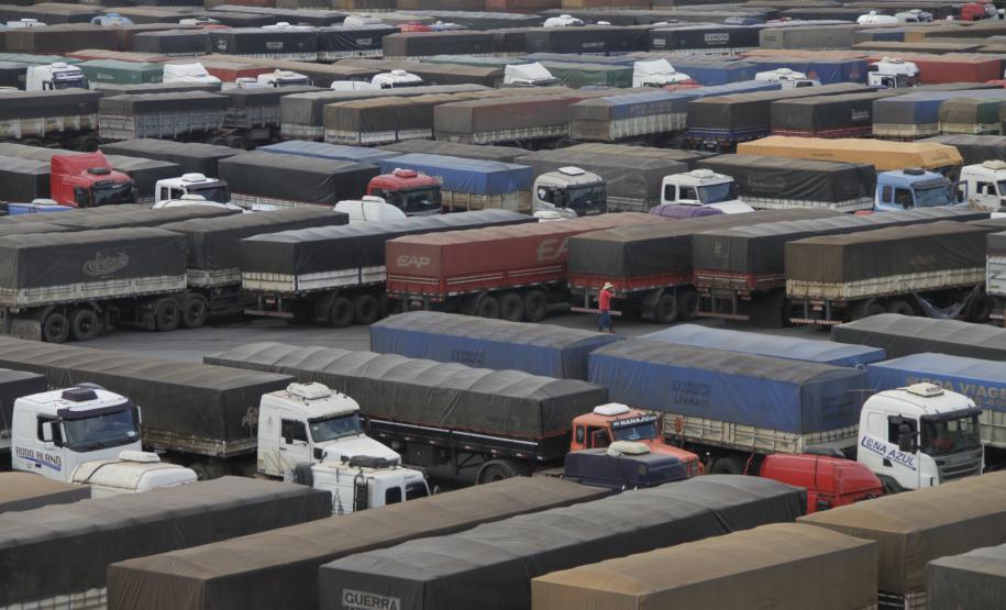 Caminhoneiro pode conferir cadastro no Carga Online por SMS ou pela Internet Atendendo aos pedidos dos caminhoneiros que descarregam grãos no Porto de Paranaguá, a Administração dos Portos de Paranaguá e Antonina (Appa) acaba de adotar uma nova funcionalidade no sistema Carga Online, que ordena a chegada de caminhões até o Porto. A partir de agora, os caminhoneiros poderão consultar, via SMS ou pela internet, se a carga que irão transportar já está cadastrada no sistema eletrônico do Porto, evitando chegar ao Pátio de Triagem sem o cadastramento prévio.