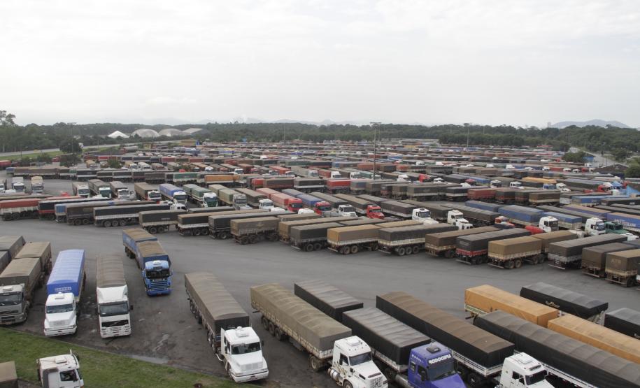 Caminhoneiro pode conferir cadastro no Carga Online por SMS ou pela Internet Atendendo aos pedidos dos caminhoneiros que descarregam grãos no Porto de Paranaguá, a Administração dos Portos de Paranaguá e Antonina (Appa) acaba de adotar uma nova funcionalidade no sistema Carga Online, que ordena a chegada de caminhões até o Porto. A partir de agora, os caminhoneiros poderão consultar, via SMS ou pela internet, se a carga que irão transportar já está cadastrada no sistema eletrônico do Porto, evitando chegar ao Pátio de Triagem sem o cadastramento prévio.