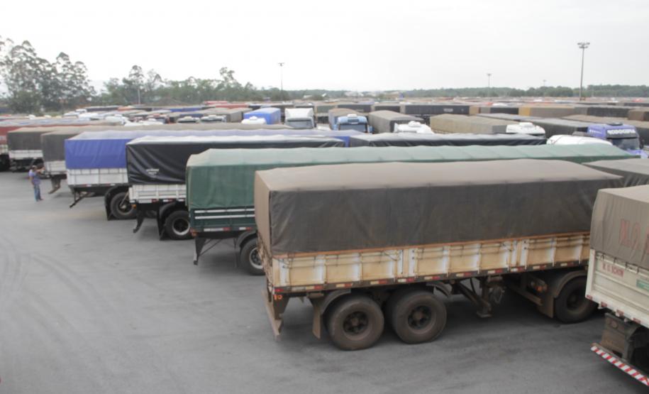 Caminhoneiro pode conferir cadastro no Carga Online por SMS ou pela Internet Atendendo aos pedidos dos caminhoneiros que descarregam grãos no Porto de Paranaguá, a Administração dos Portos de Paranaguá e Antonina (Appa) acaba de adotar uma nova funcionalidade no sistema Carga Online, que ordena a chegada de caminhões até o Porto. A partir de agora, os caminhoneiros poderão consultar, via SMS ou pela internet, se a carga que irão transportar já está cadastrada no sistema eletrônico do Porto, evitando chegar ao Pátio de Triagem sem o cadastramento prévio.