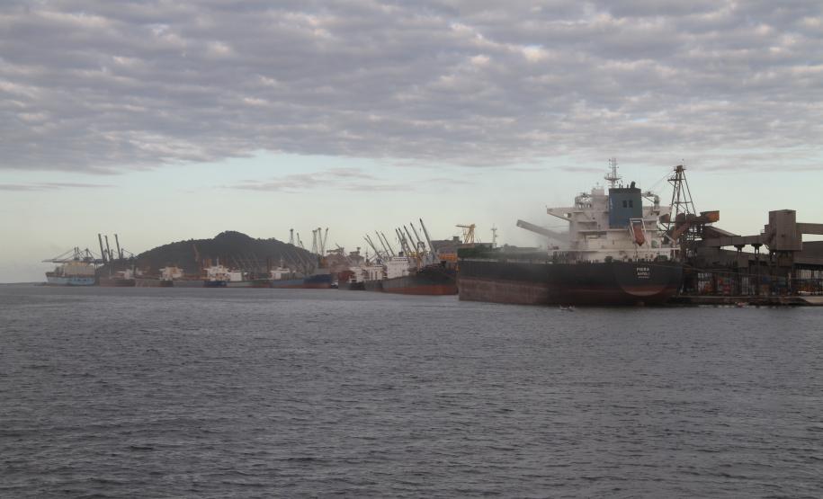 Portos paranaenses já têm projetos prontos para serem licitados nos parâmetros da nova MP dos Portos Plano Arrendamento da Appa já está pronto e listou 20 áreas de expansão. Destas, 16 já estão com os estudos de viabilidade técnica, econômica e ambiental prontos.