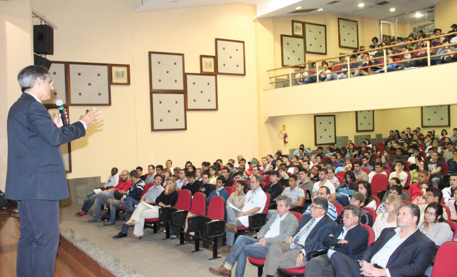 Participando de palestras externas e recebendo grupos de acadêmicos, através da Appa, Estado se aproxima de estudantes, divulgando o porto e contribuindo para a formação dos futuros profissionais de diversas áreas do conhecimento.