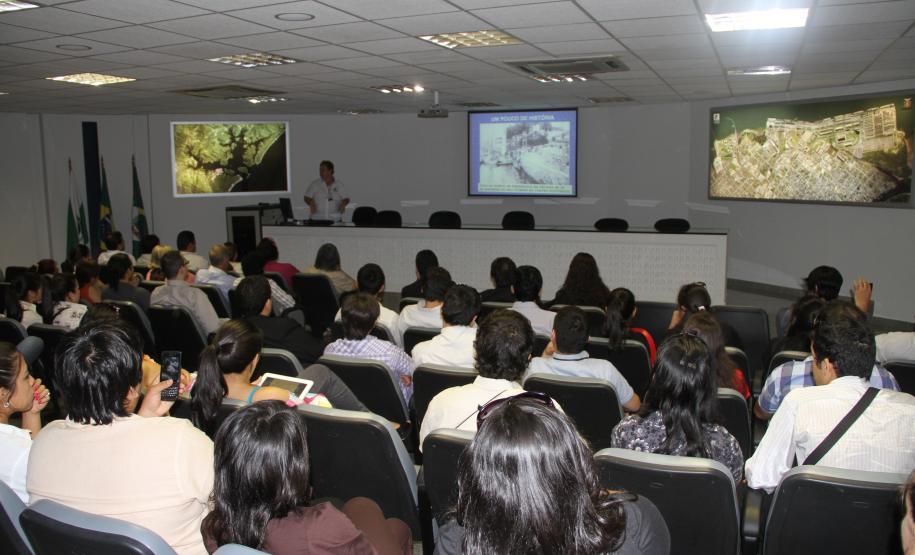 Participando de palestras externas e recebendo grupos de acadêmicos, através da Appa, Estado se aproxima de estudantes, divulgando o porto e contribuindo para a formação dos futuros profissionais de diversas áreas do conhecimento.