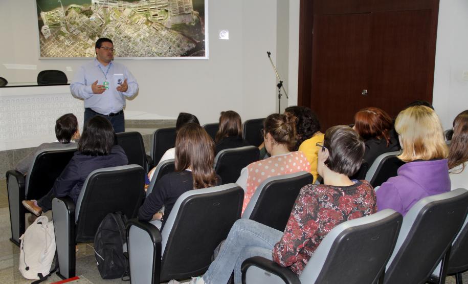 Participando de palestras externas e recebendo grupos de acadêmicos, através da Appa, Estado se aproxima de estudantes, divulgando o porto e contribuindo para a formação dos futuros profissionais de diversas áreas do conhecimento.