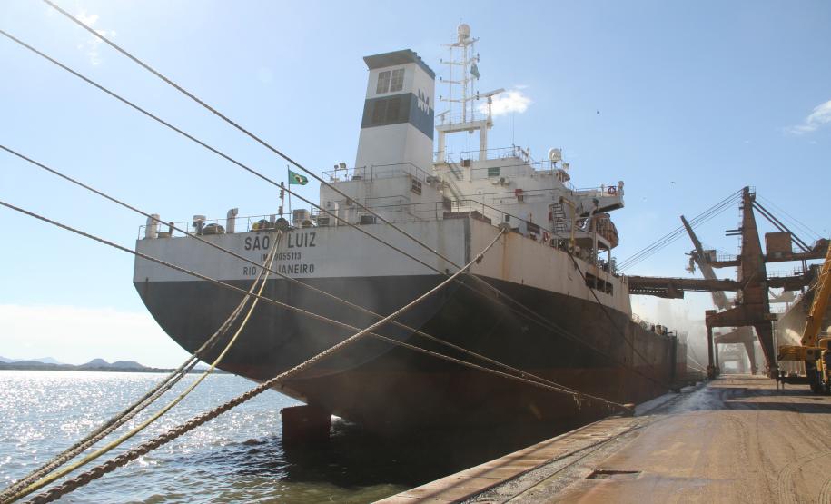 Milho para o nordeste é embarcado em Paranaguá Embarque faz parte do programa federal para atender municípios atingidos pela seca no nordeste do país.