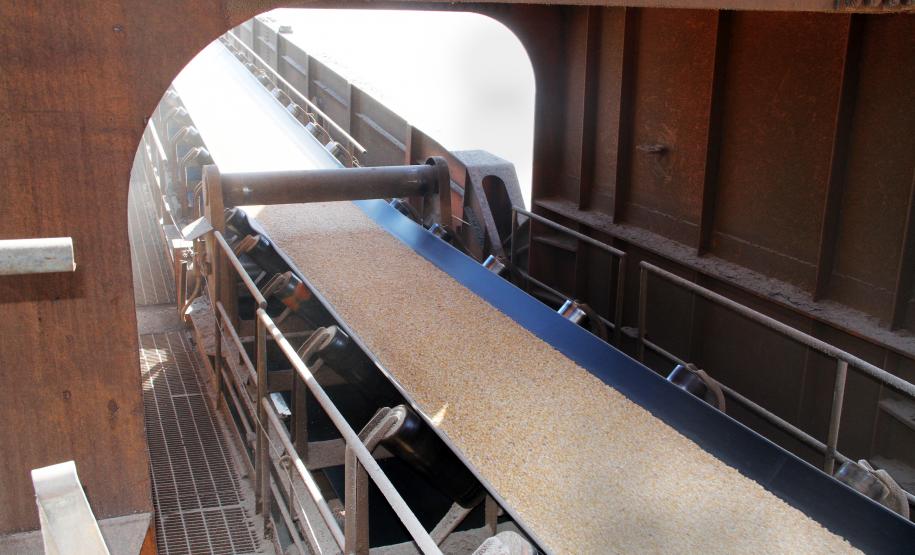 Milho para o nordeste é embarcado em Paranaguá Embarque faz parte do programa federal para atender municípios atingidos pela seca no nordeste do país.