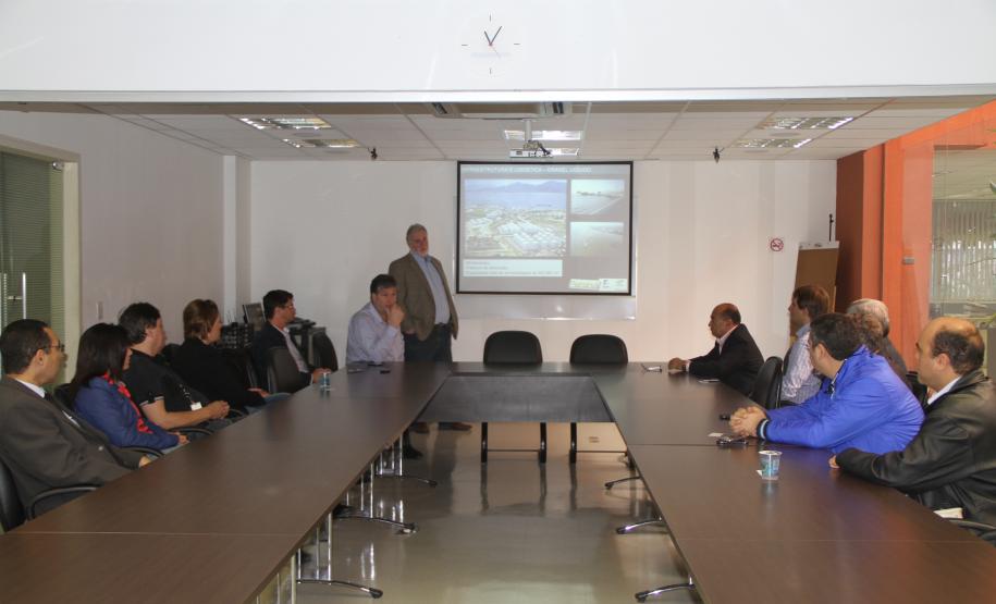 Empresários italianos conhecem o Porto de Paranaguá Recebidos pela diretoria da Appa, a comitiva recebeu informações sobre a estrutura, os novos projetos e conheceram, no cais, as operações portuárias. Objetivo da visita é avaliar as oportunidades e a viabilidade logística de estabelecer negócios no Estado