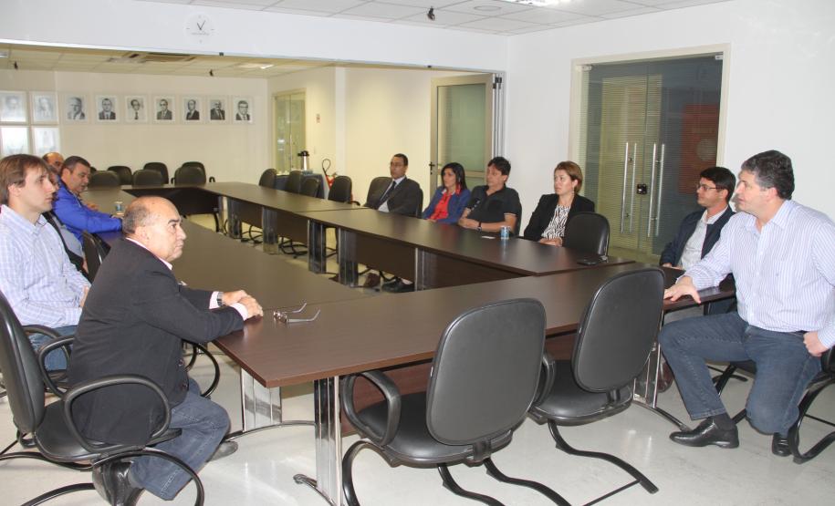 Empresários italianos conhecem o Porto de Paranaguá Recebidos pela diretoria da Appa, a comitiva recebeu informações sobre a estrutura, os novos projetos e conheceram, no cais, as operações portuárias. Objetivo da visita é avaliar as oportunidades e a viabilidade logística de estabelecer negócios no Estado