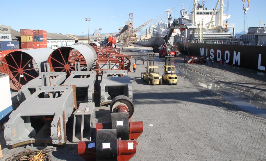 Porto de Paranaguá recebe novo lote de peças gigantes Peças são para fábrica de cimento que está se instalando no município de Adrianópolis, região do Vale do Ribeira, no Paraná.