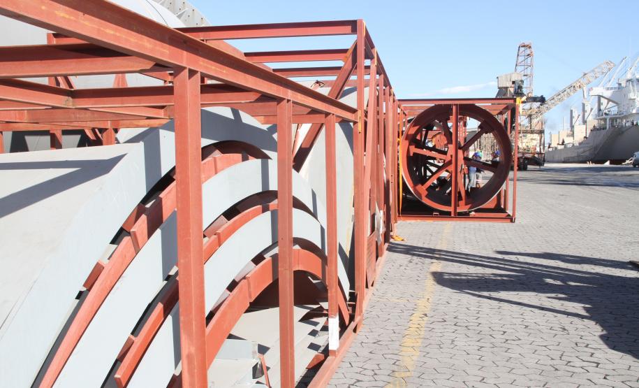 Porto de Paranaguá recebe novo lote de peças gigantes Peças são para fábrica de cimento que está se instalando no município de Adrianópolis, região do Vale do Ribeira, no Paraná.