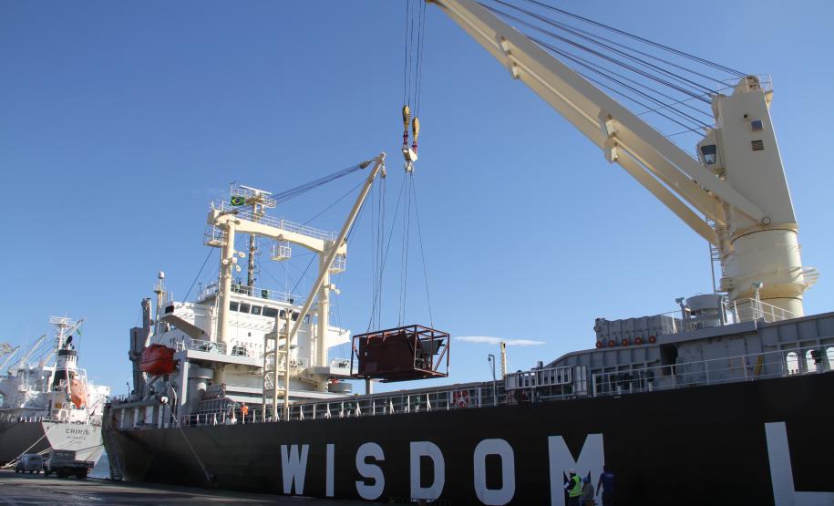 Porto de Paranaguá recebe novo lote de peças gigantes Peças são para fábrica de cimento que está se instalando no município de Adrianópolis, região do Vale do Ribeira, no Paraná.