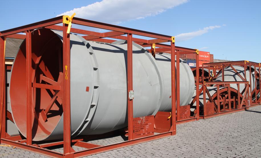 Porto de Paranaguá recebe novo lote de peças gigantes Peças são para fábrica de cimento que está se instalando no município de Adrianópolis, região do Vale do Ribeira, no Paraná.