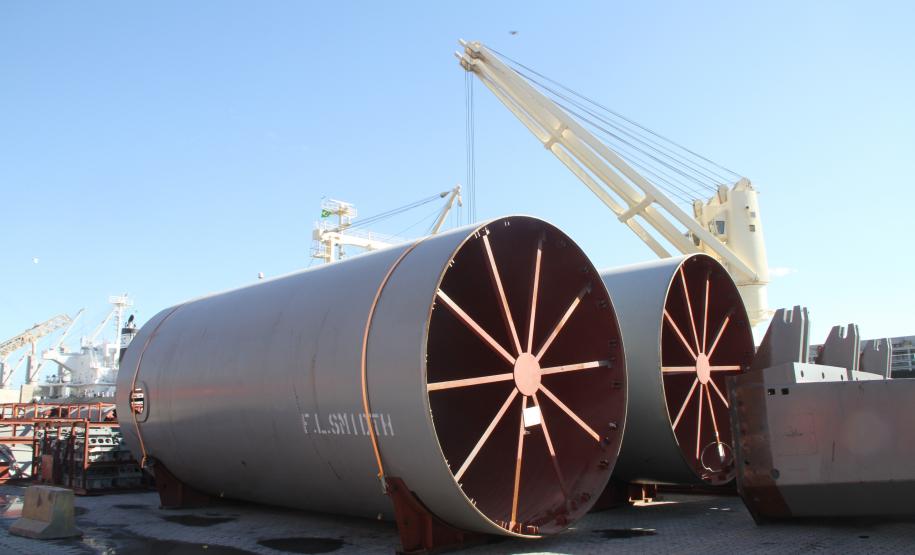 Porto de Paranaguá recebe novo lote de peças gigantes Peças são para fábrica de cimento que está se instalando no município de Adrianópolis, região do Vale do Ribeira, no Paraná.